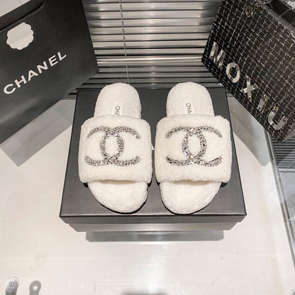 Mules plates en fourrure à logo diamant