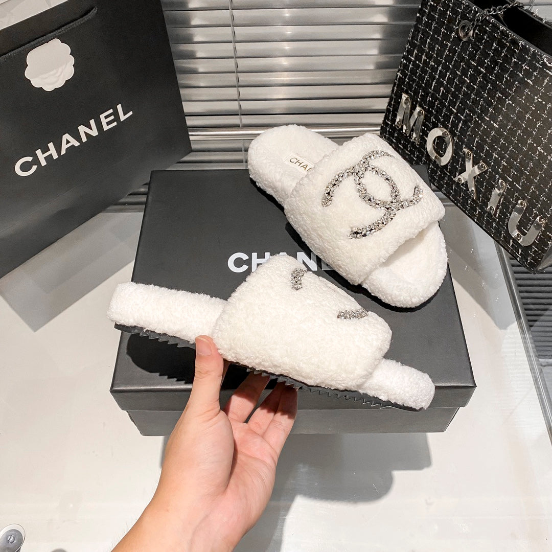 Mules plates en fourrure à logo diamant