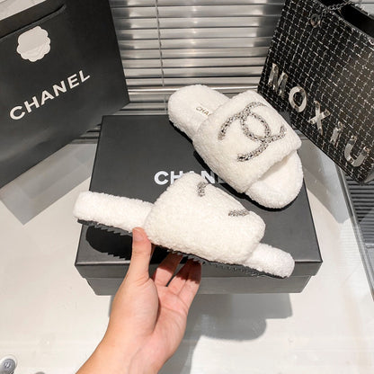 Mules plates en fourrure à logo diamant