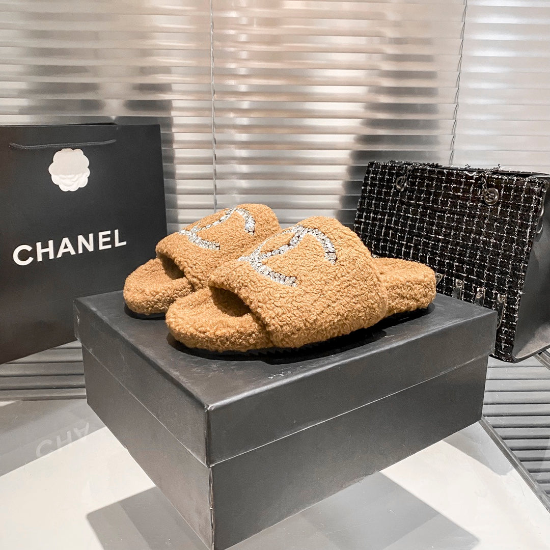 Mules plates en fourrure à logo diamant