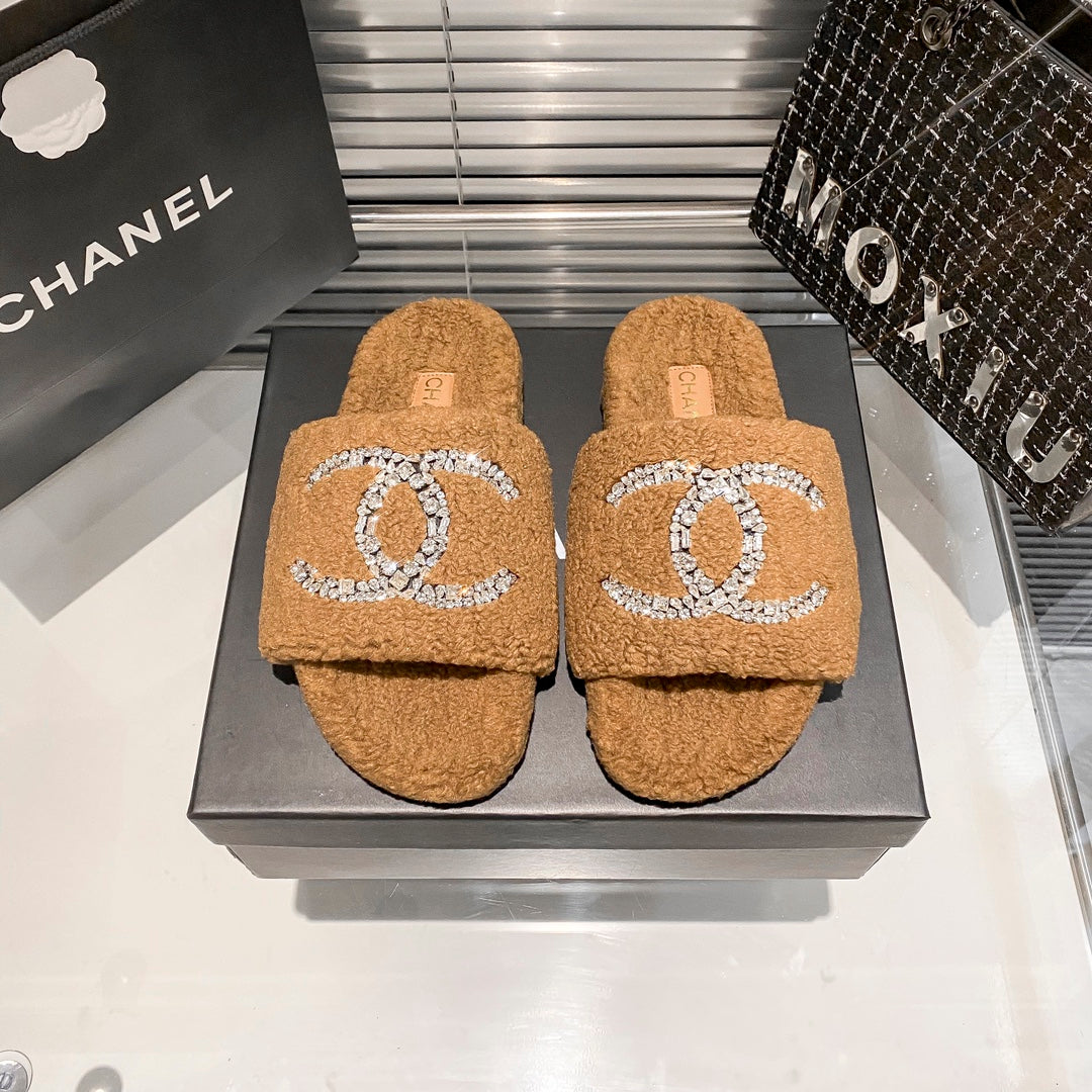 Mules plates en fourrure à logo diamant