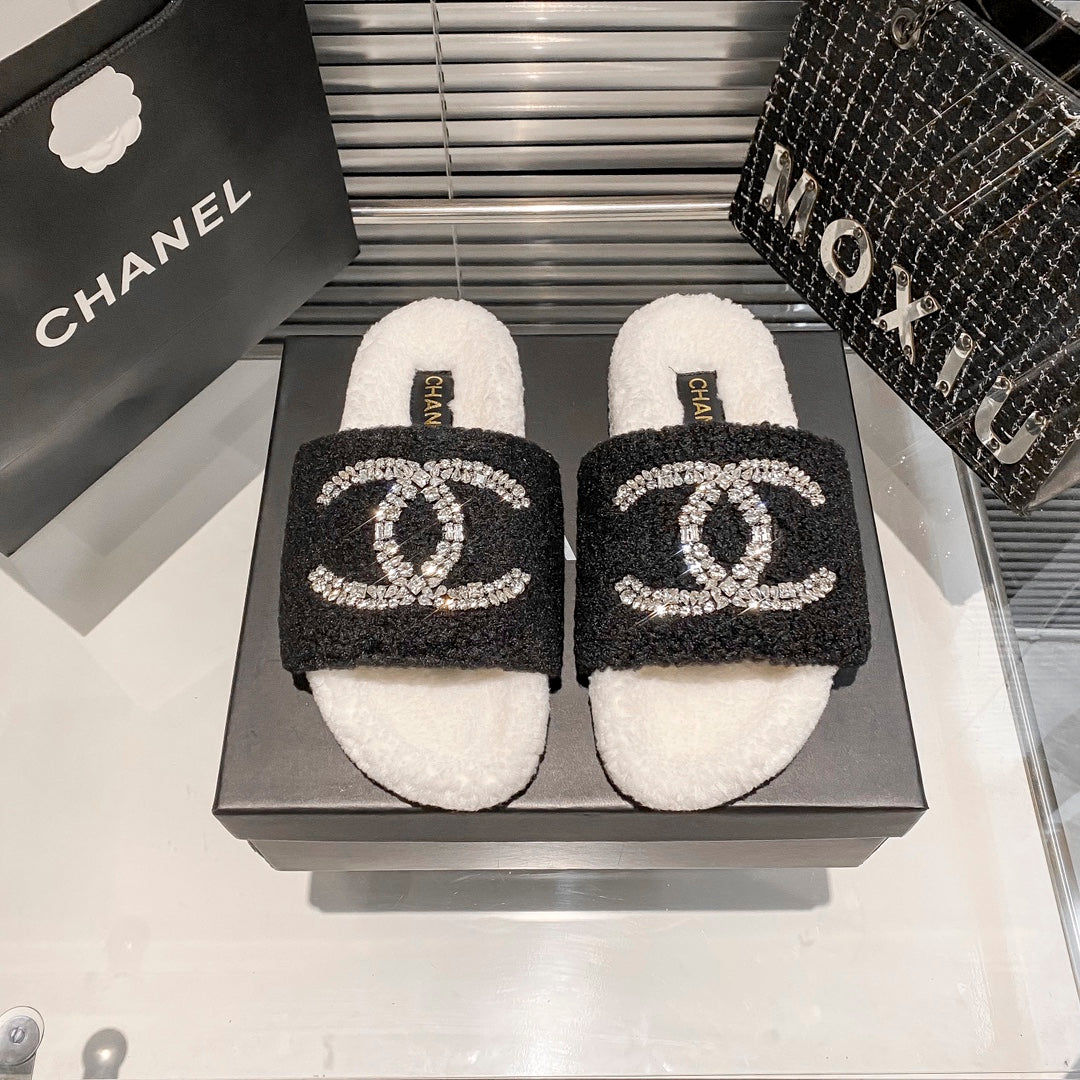 Mules plates en fourrure à logo diamant