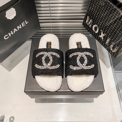 Mules plates en fourrure à logo diamant