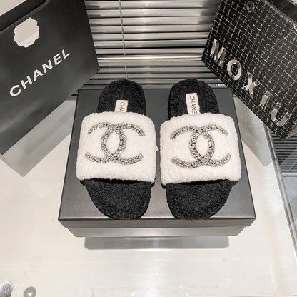 Mules plates en fourrure à logo diamant