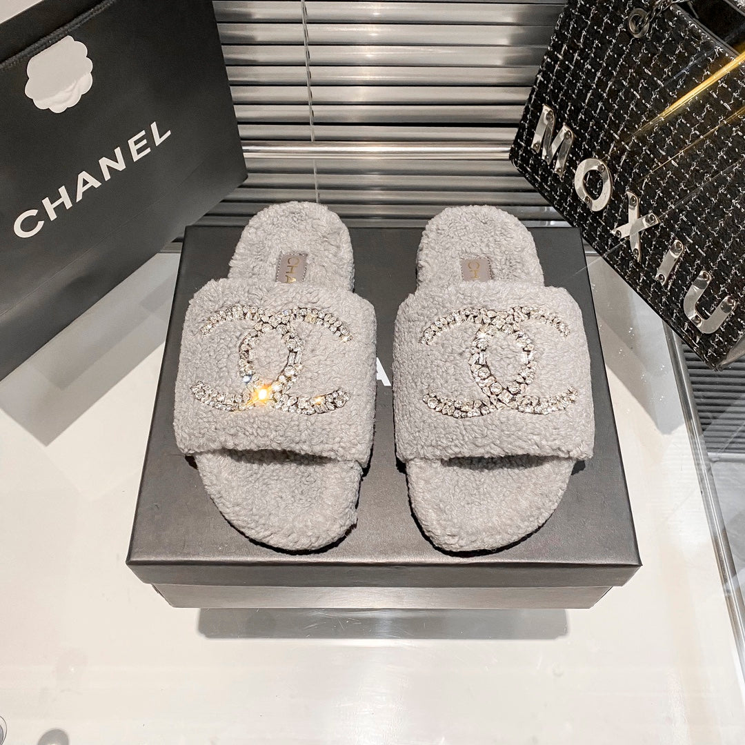 Mules plates en fourrure à logo diamant