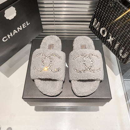 Mules plates en fourrure à logo diamant