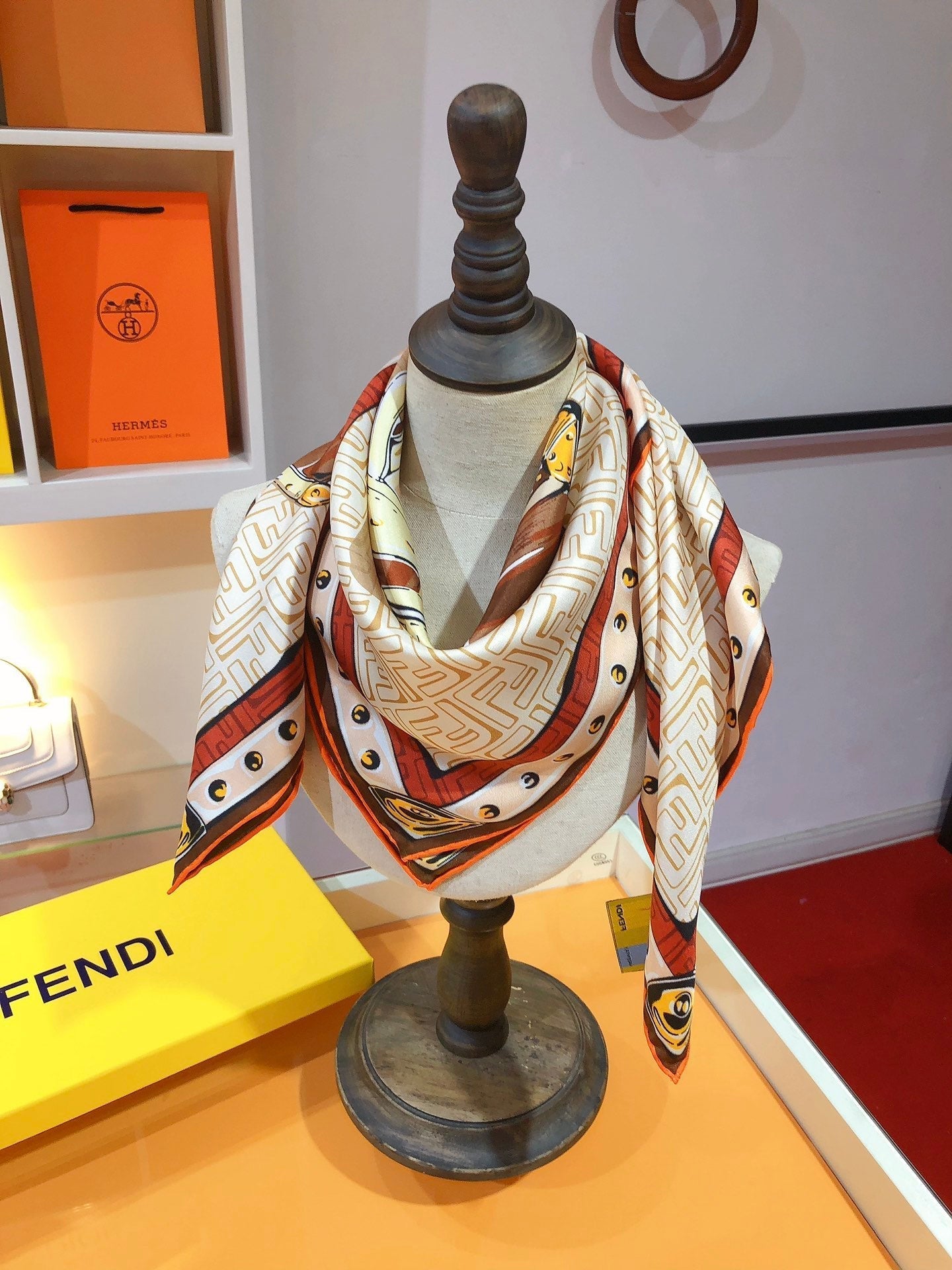 Foulard en soie à imprimé graphique sac à main vintage