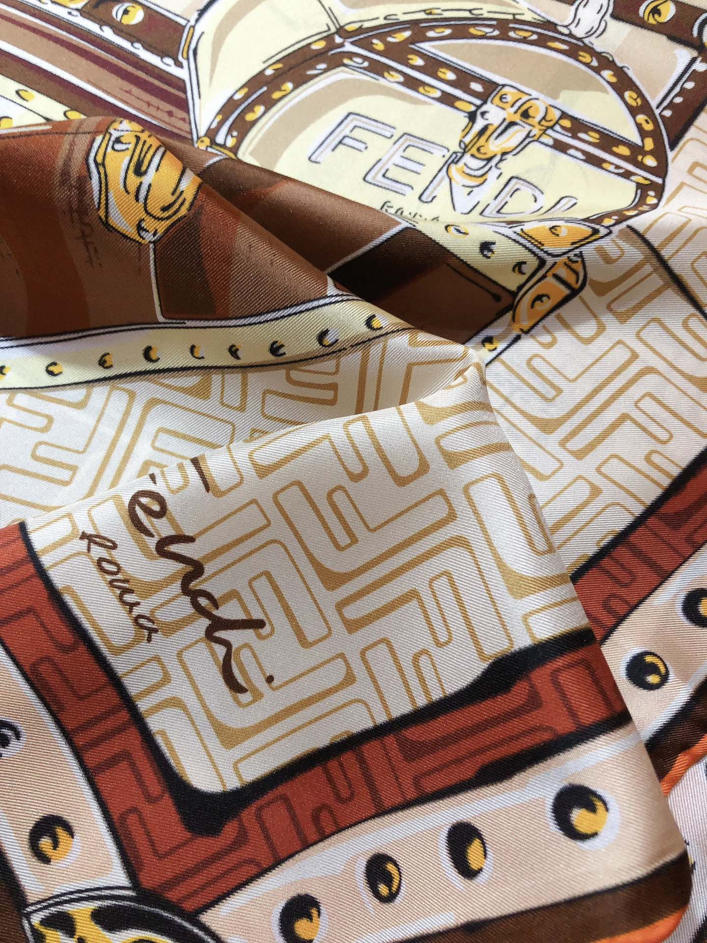Foulard en soie à imprimé graphique sac à main vintage