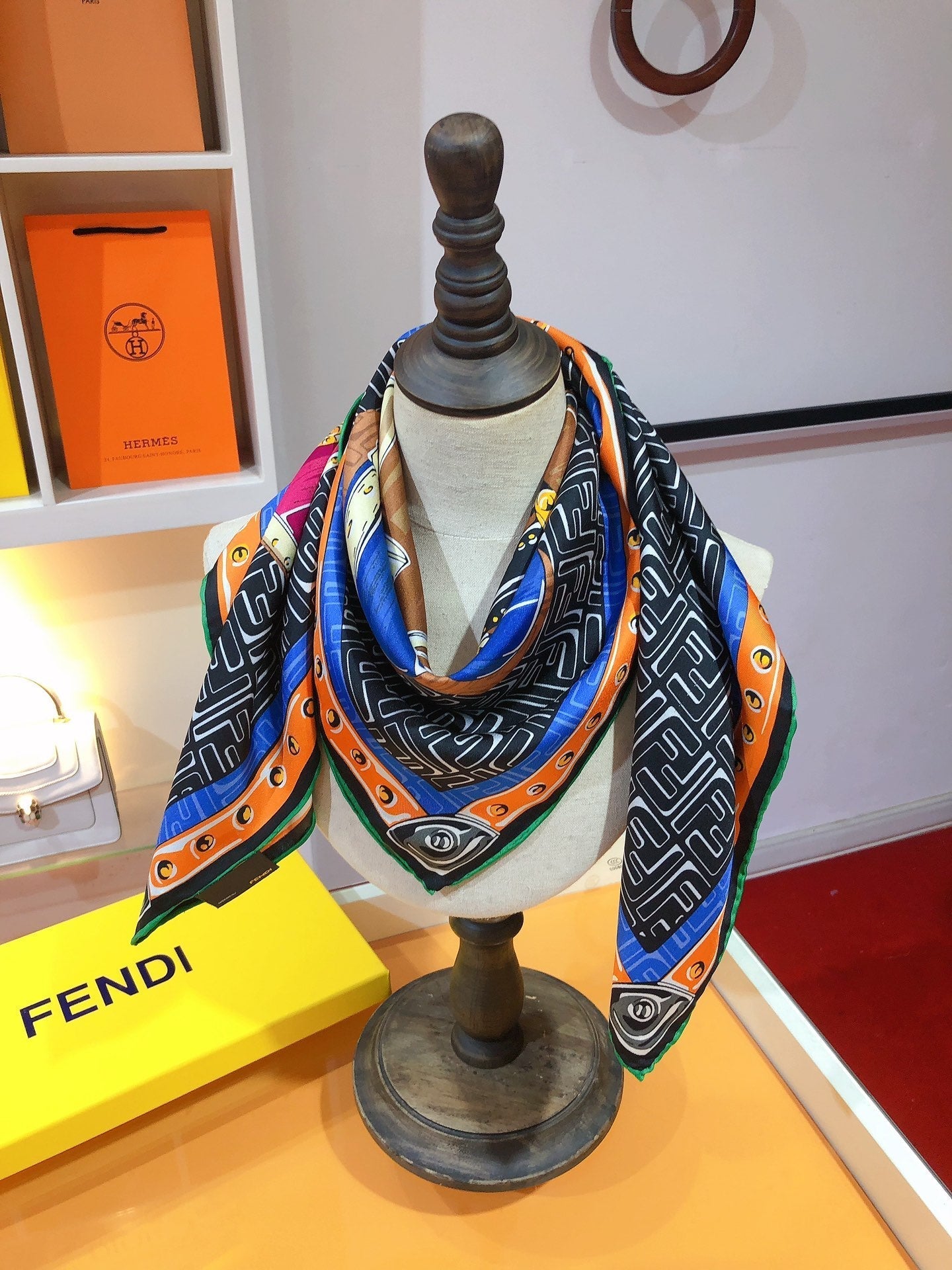 Foulard en soie à imprimé graphique sac à main vintage
