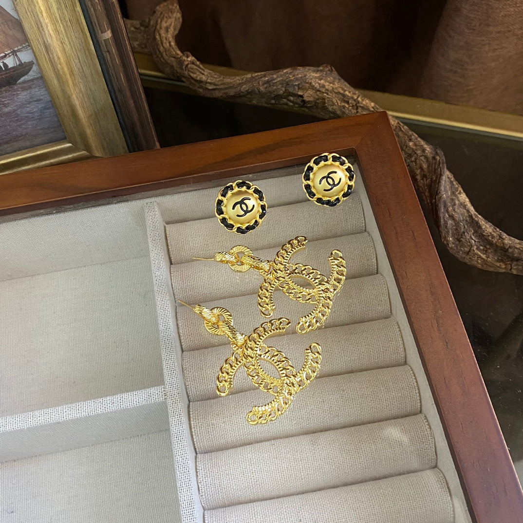 Pendientes dorados con logo grande