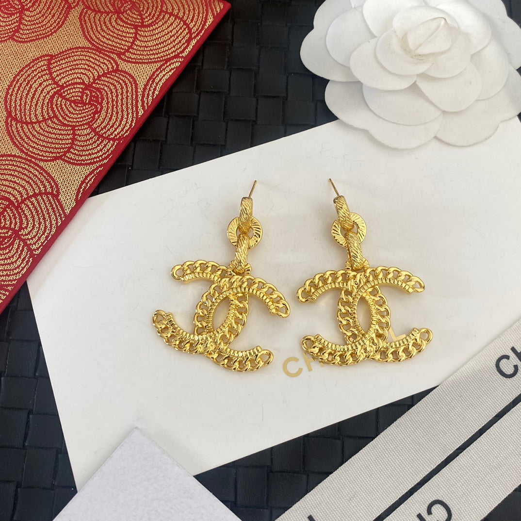 Pendientes dorados con logo grande
