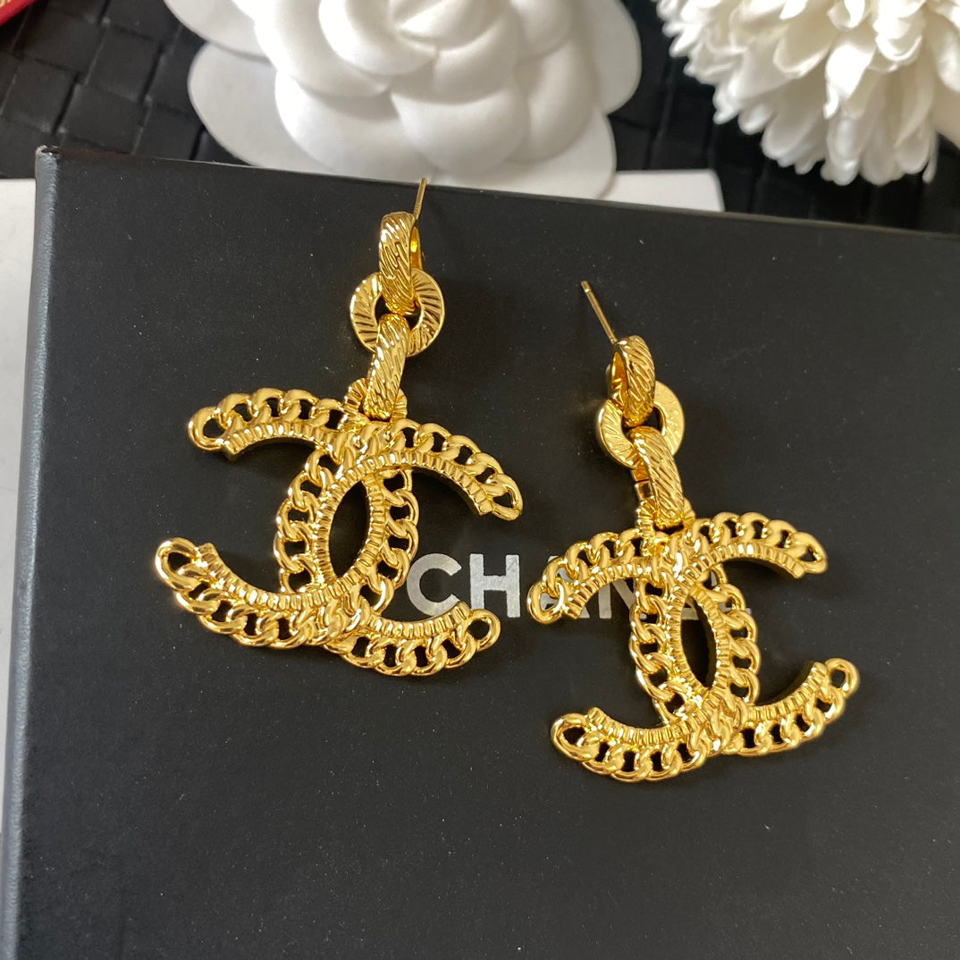 Pendientes dorados con logo grande