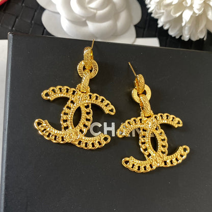Pendientes dorados con logo grande