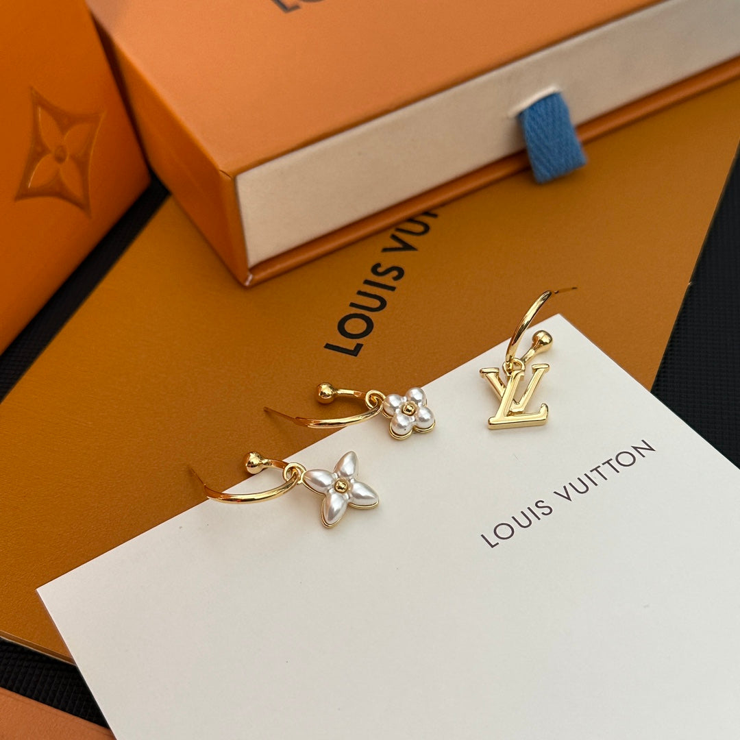 Juego de tres pendientes florales