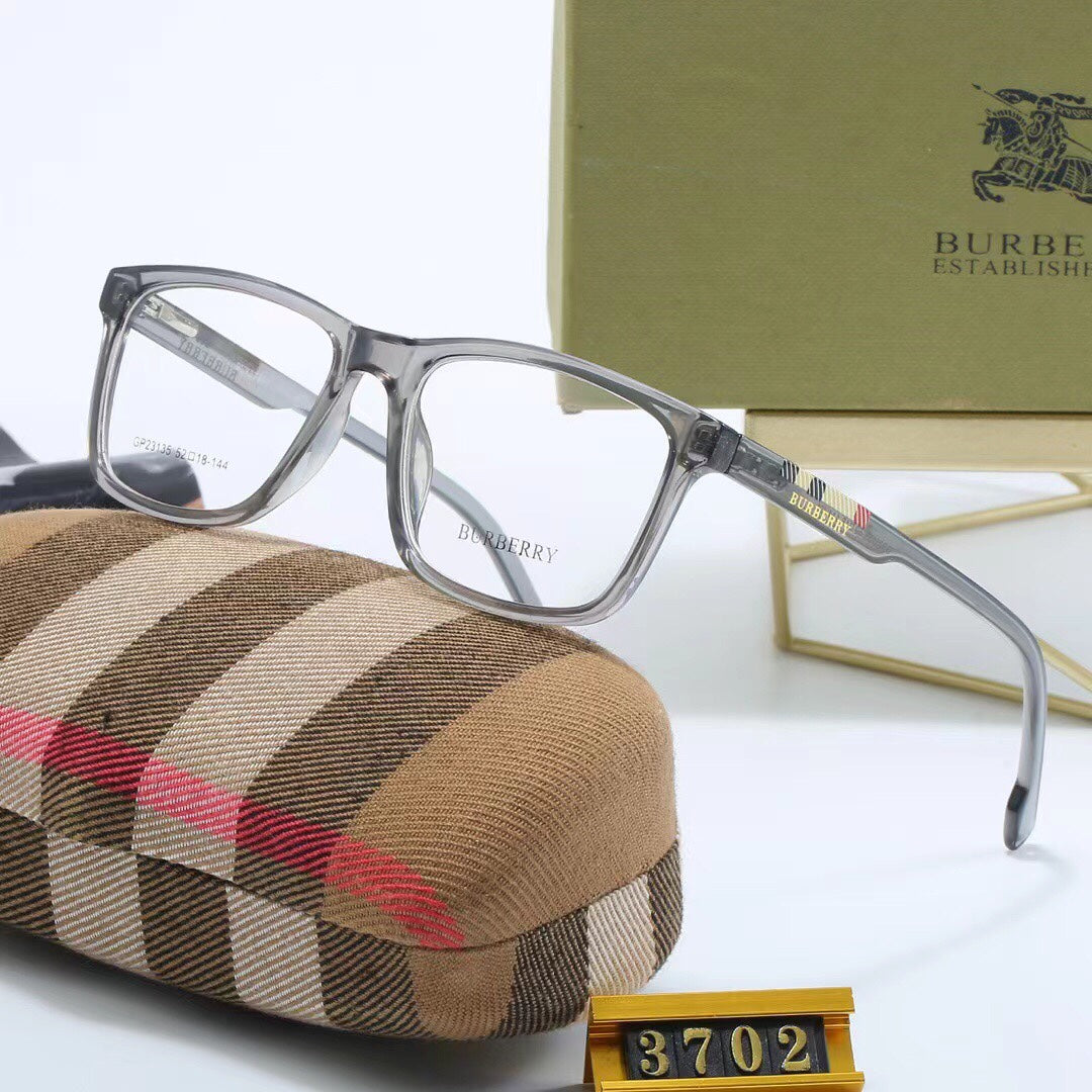 Gafas con patillas de cuadros a la moda