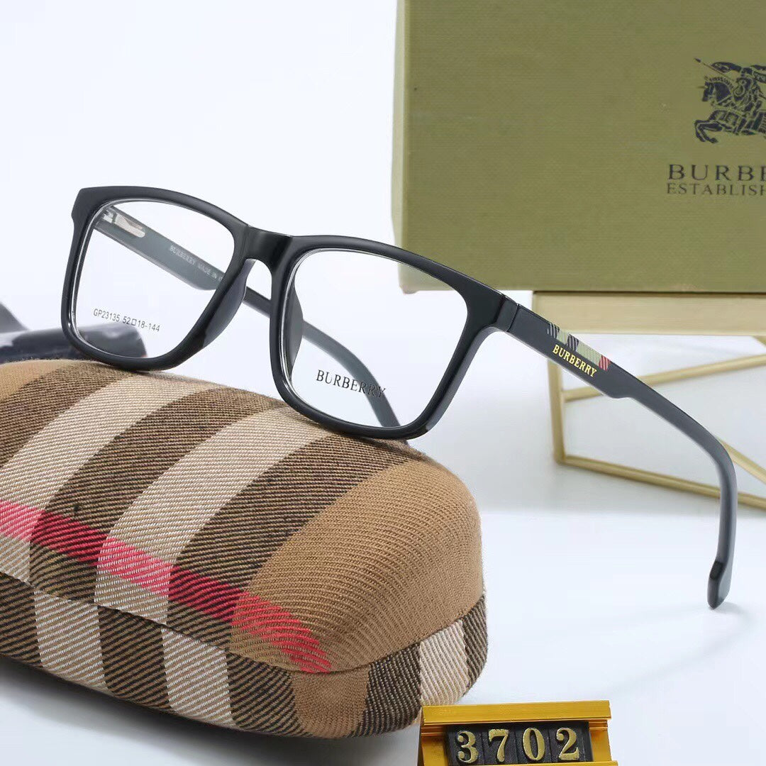 Gafas con patillas de cuadros a la moda