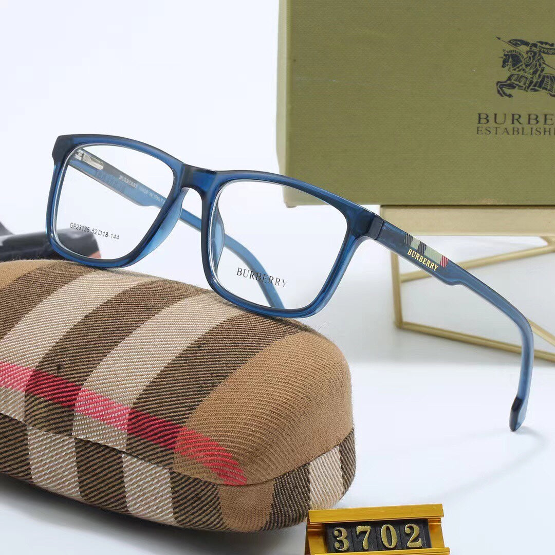 Gafas con patillas de cuadros a la moda