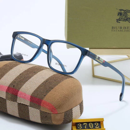 Gafas con patillas de cuadros a la moda