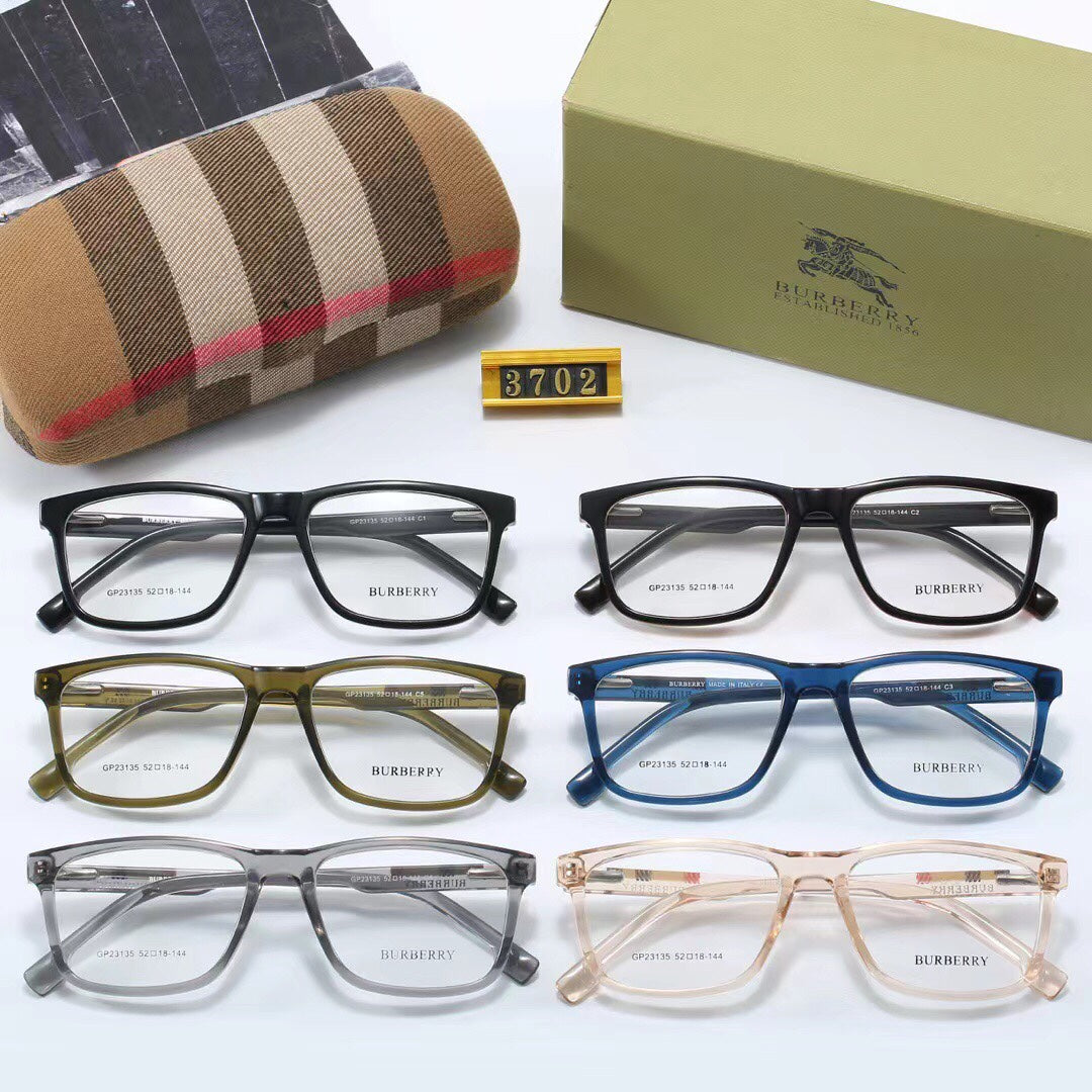 Gafas con patillas de cuadros a la moda