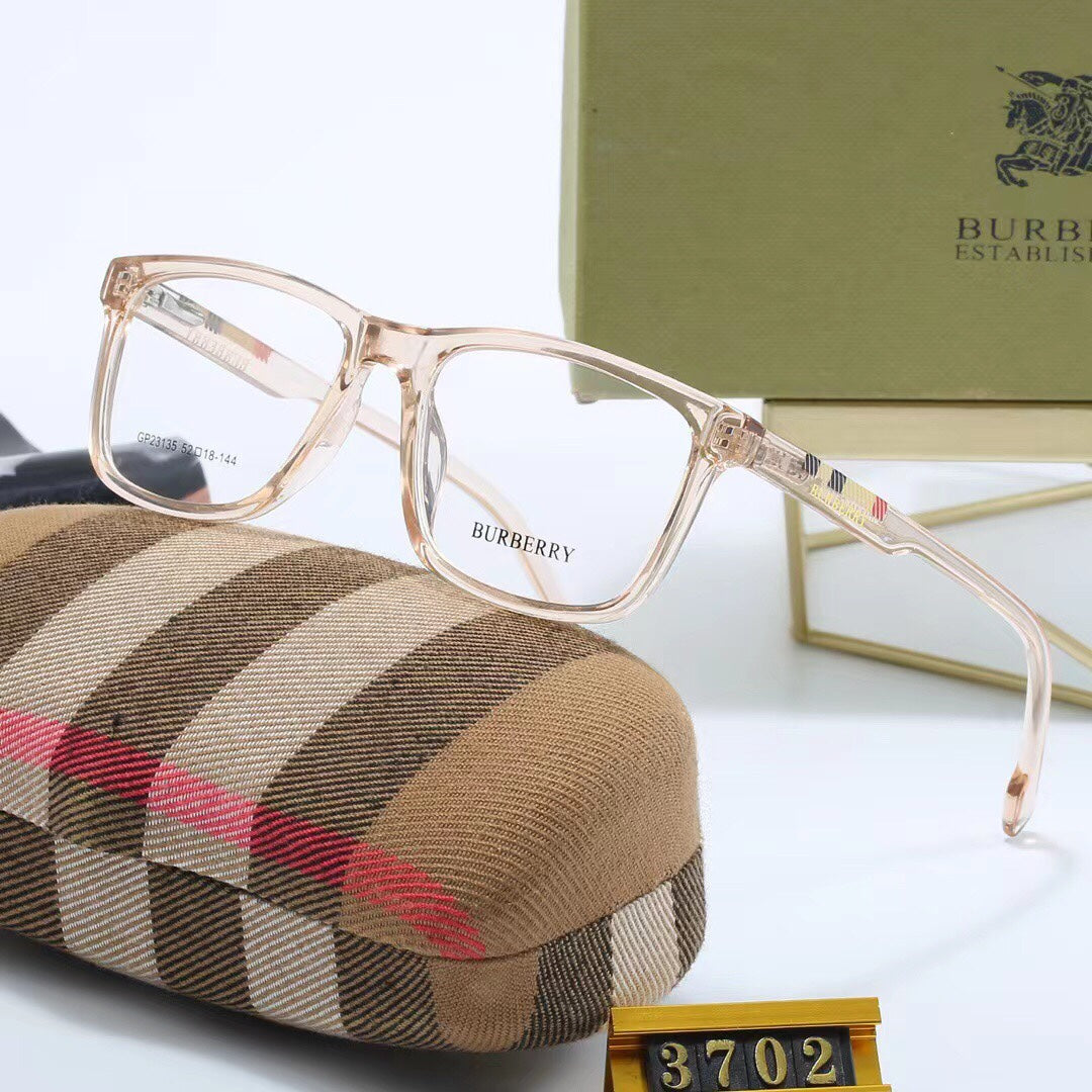 Gafas con patillas de cuadros a la moda