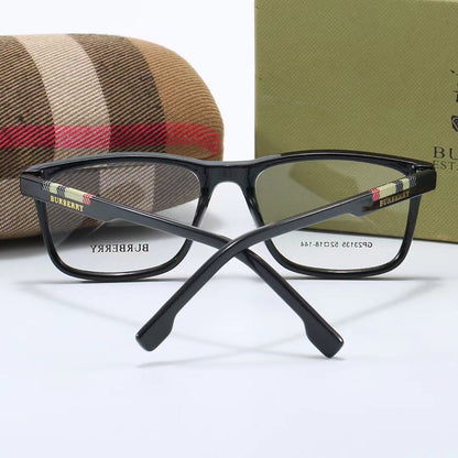 Gafas con patillas de cuadros a la moda