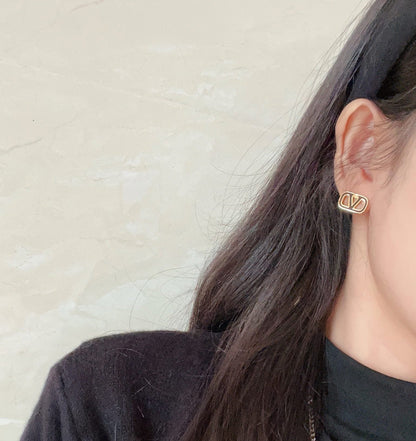Pendientes de aro huecos de moda en V