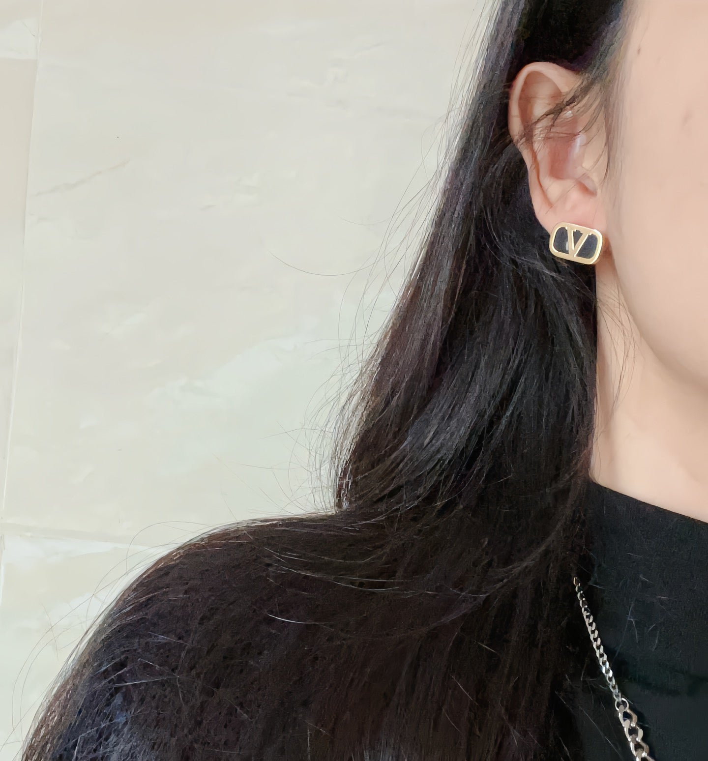 Pendientes de aro en V elegantes y sencillos
