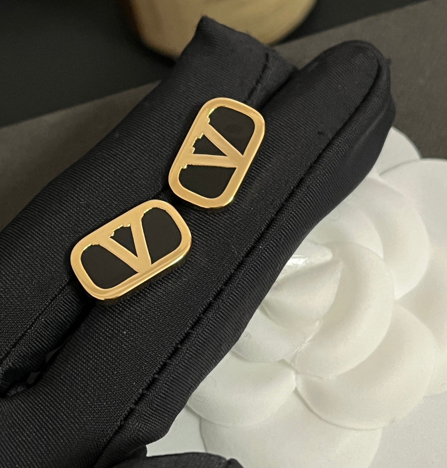 Pendientes de aro en V elegantes y sencillos