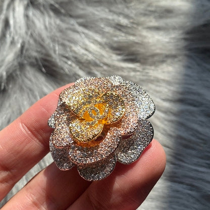 Broche de flor con diamantes brillantes