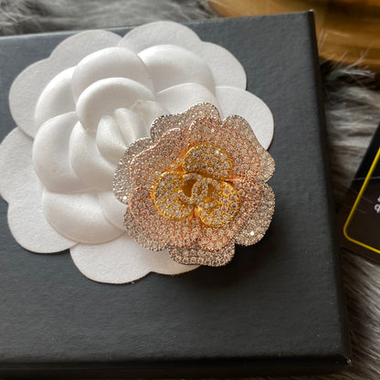Broche de flor con diamantes brillantes