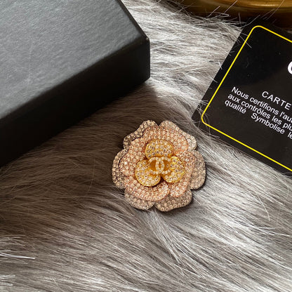 Broche de flor con diamantes brillantes