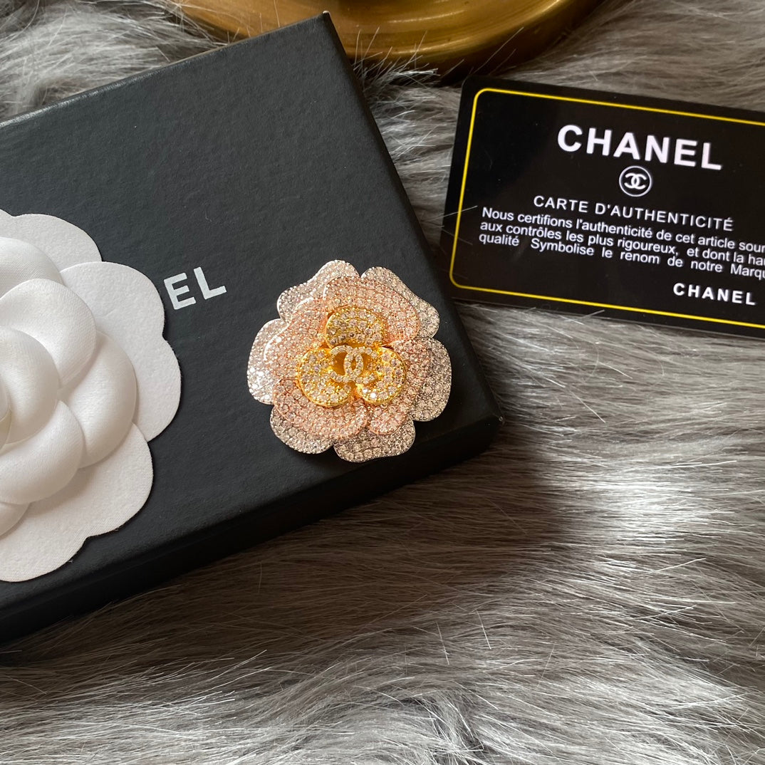 Broche de flor con diamantes brillantes