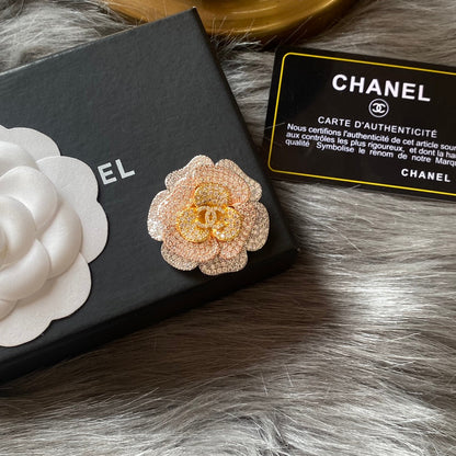 Broche de flor con diamantes brillantes