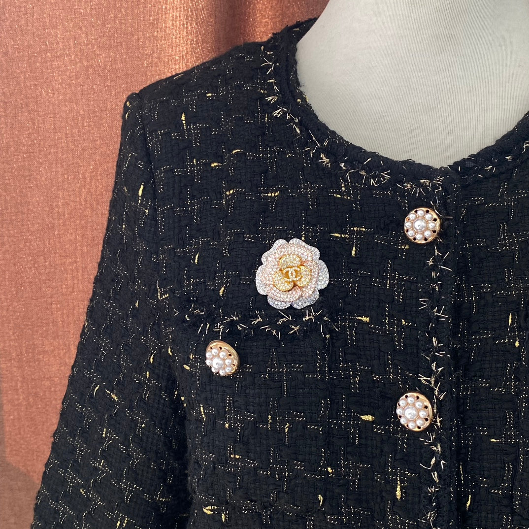 Broche de flor con diamantes brillantes