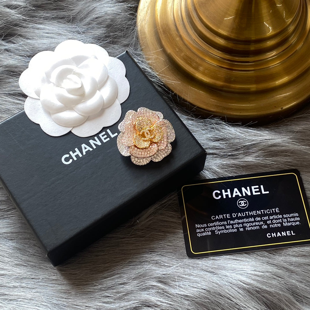 Broche de flor con diamantes brillantes