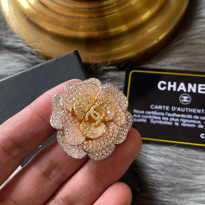 Broche de flor con diamantes brillantes