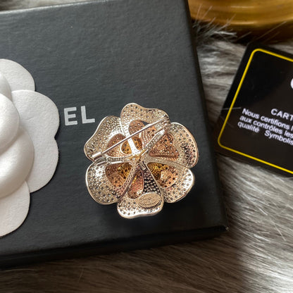 Broche de flor con diamantes brillantes
