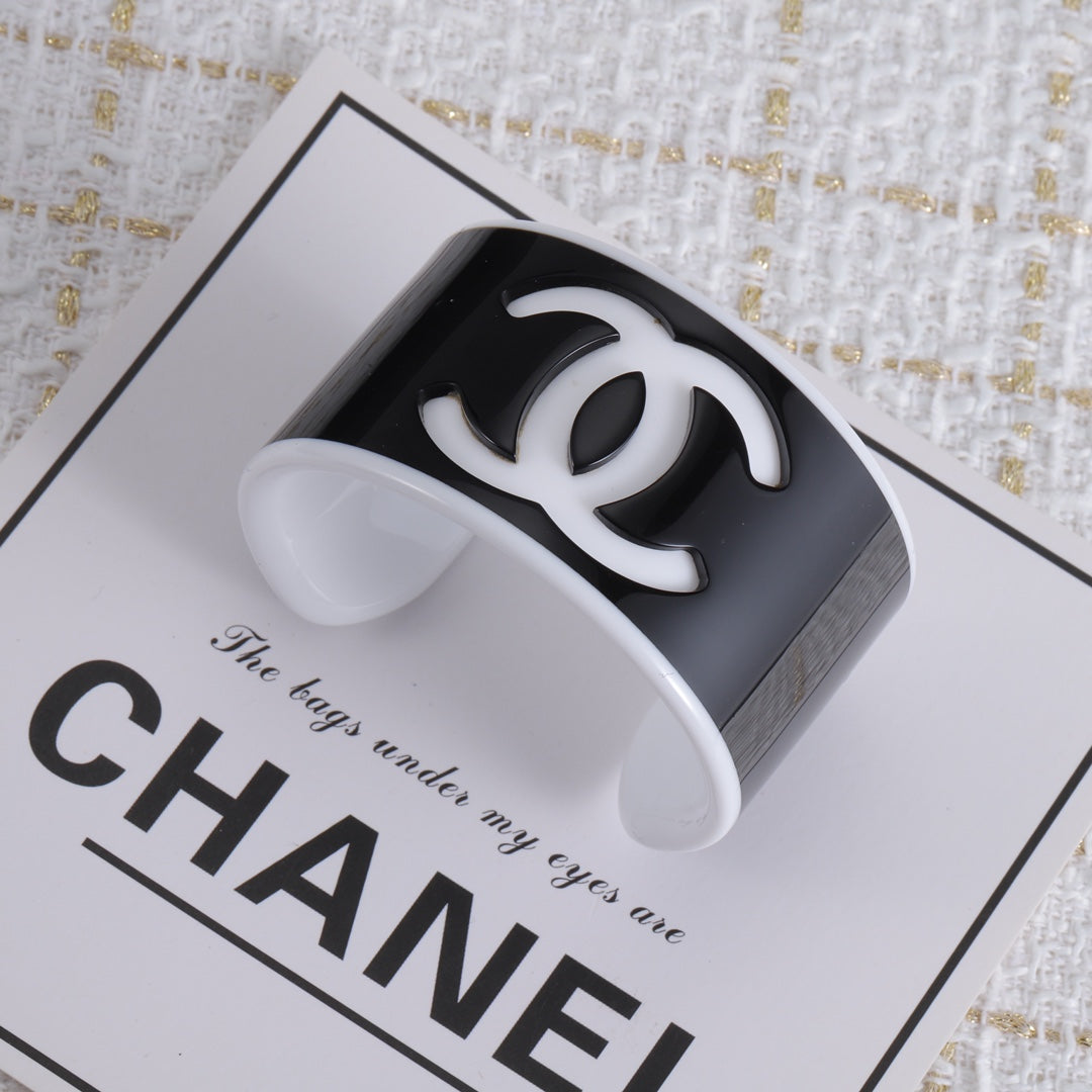 Bracelet ouvert en acrylique avec logo de mode