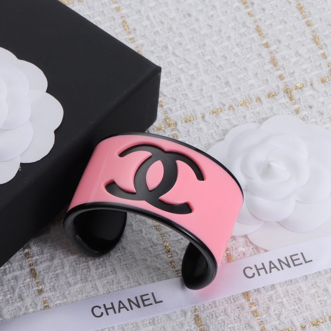 Bracelet ouvert en acrylique avec logo de mode