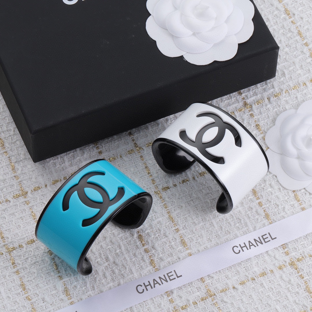 Bracelet ouvert en acrylique avec logo de mode