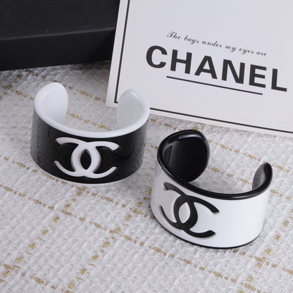 Bracelet ouvert en acrylique avec logo de mode