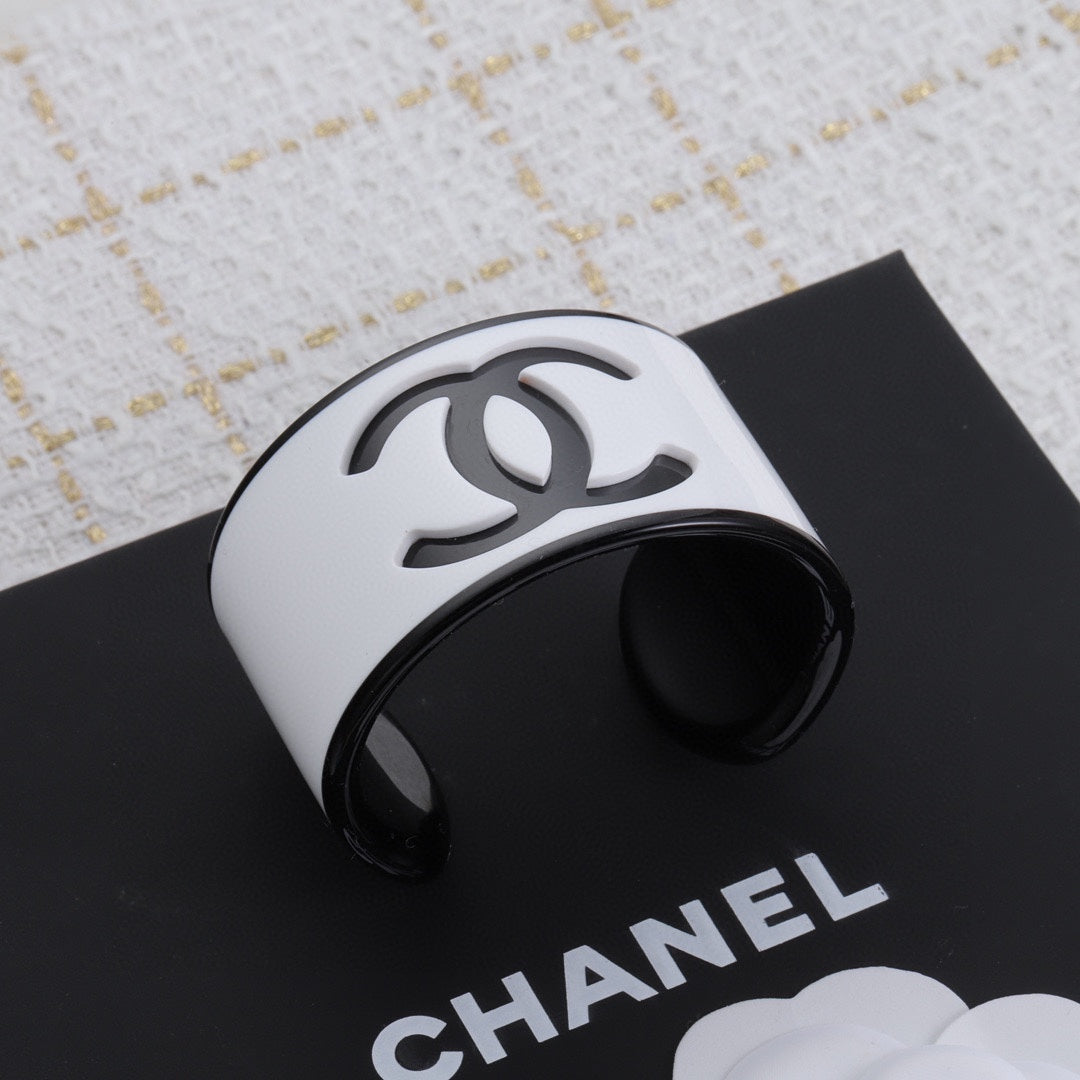 Bracelet ouvert en acrylique avec logo de mode