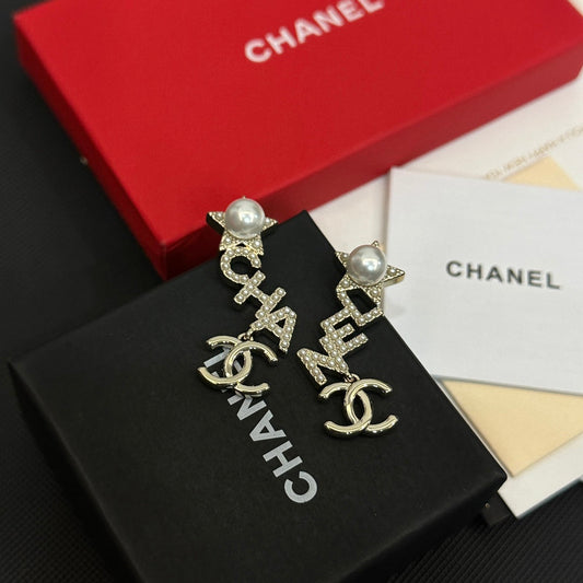 Pendientes de perlas con inicial elegante