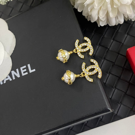Pendientes elegantes de perlas con colgante