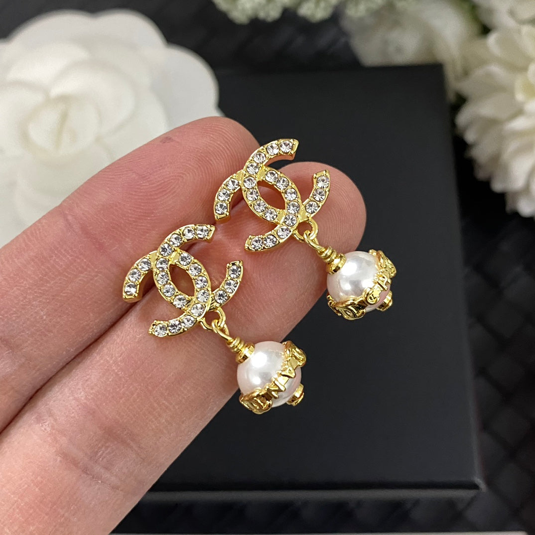 Boucles d'oreilles pendantes élégantes en perles