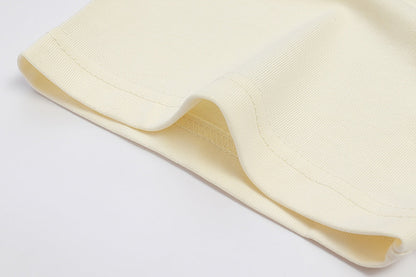 Camiseta beige con estampado de manzana