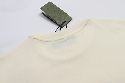 T-shirt beige à imprimé fraises