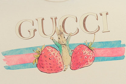 T-shirt beige à imprimé fraises