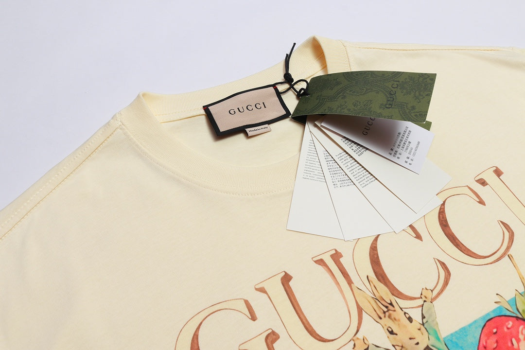 Camiseta beige con estampado de manzana