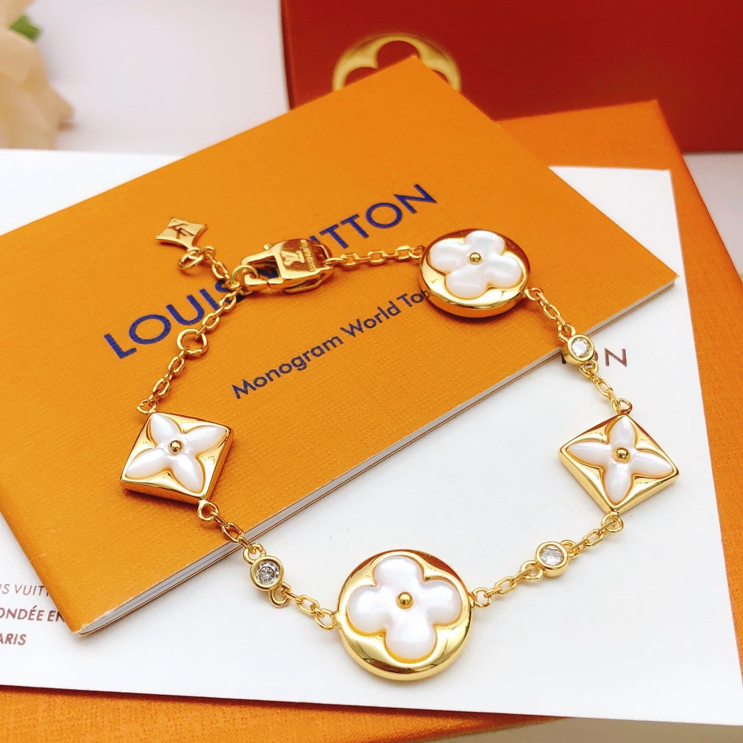 Pulsera de flor de nácar blanca